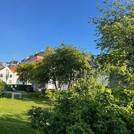 Centrally In A Charming And Peaceful Neighborhood Apartmán